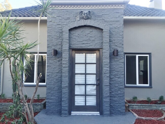 Building Photo - 8538 N W Knoll Dr