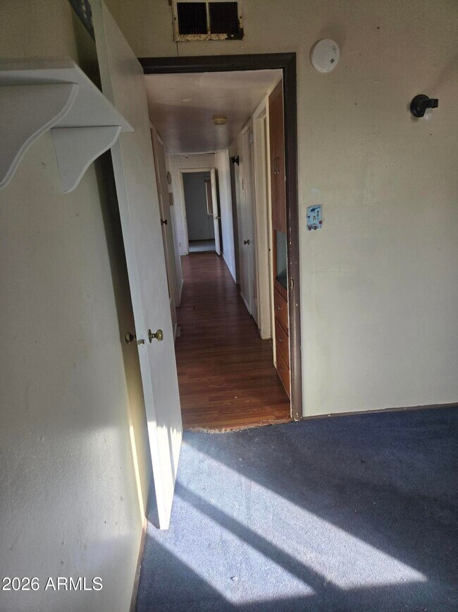 Building Photo - 302 3rd St