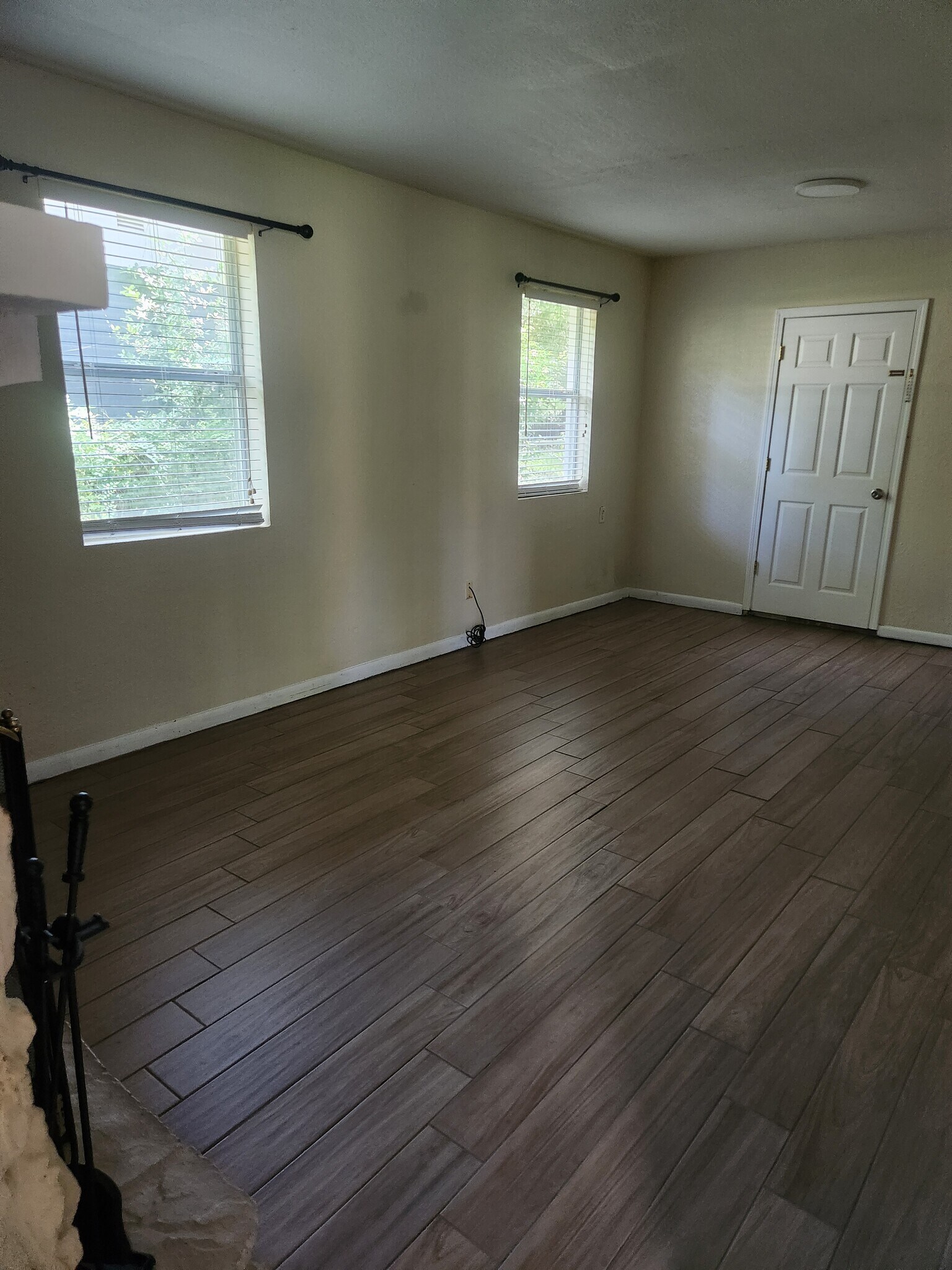 Building Photo - 6945 Woodley Dr