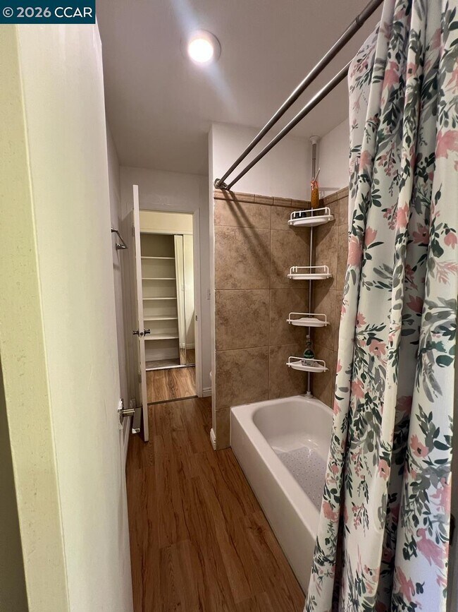 Building Photo - 438 Ridgeview Dr