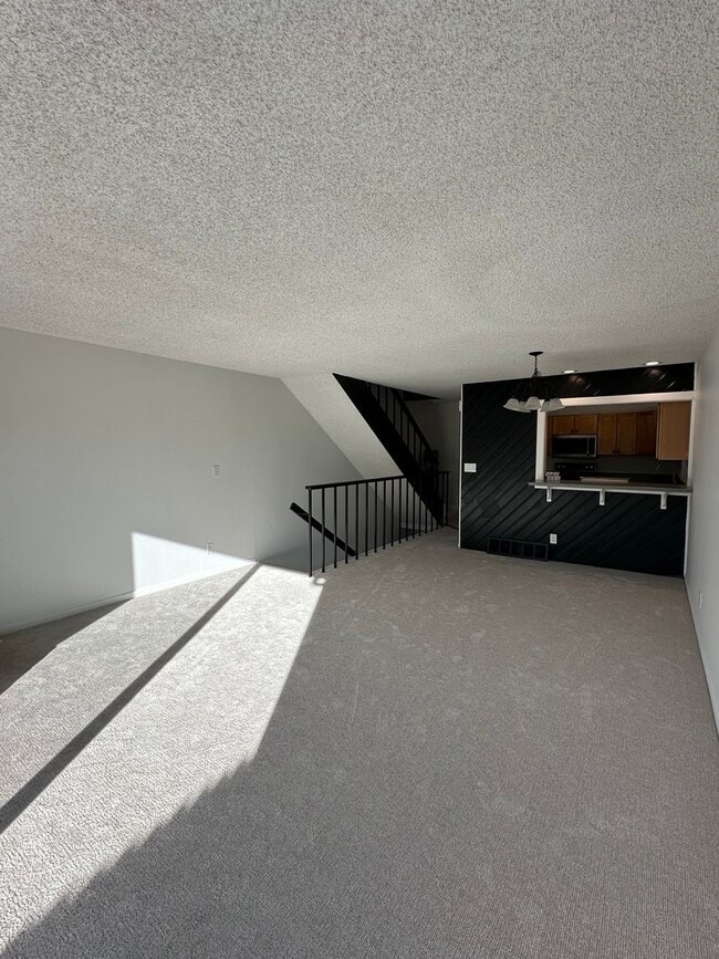 Building Photo - 2 Bedroom, 2 1/2 Bathroom Townhome located near hospitals and colleges!