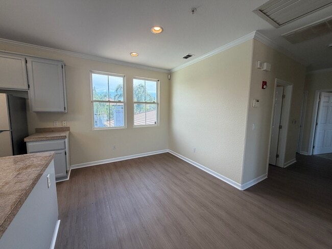 Building Photo - Lovely Upstairs Unit