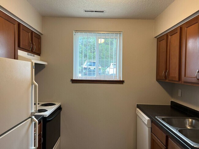 Building Photo - 2 Bedroom With Partial Pool View