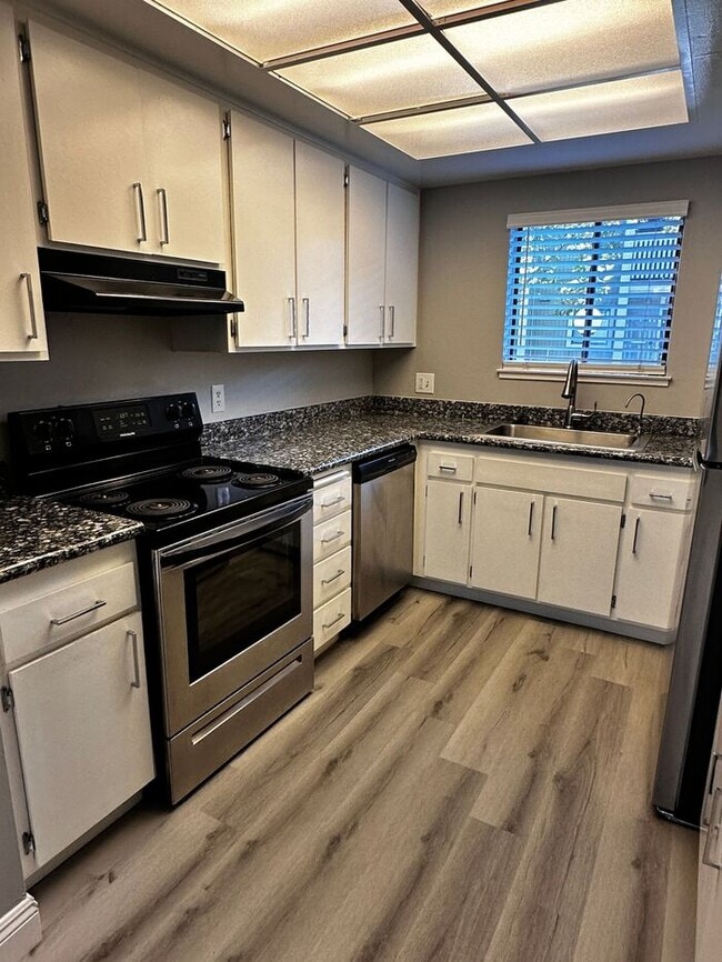 Building Photo - Charming 2-Bedroom Condo with Fireplace & ...