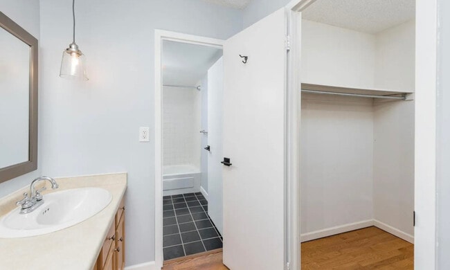 Building Photo - 550 E 12th Ave