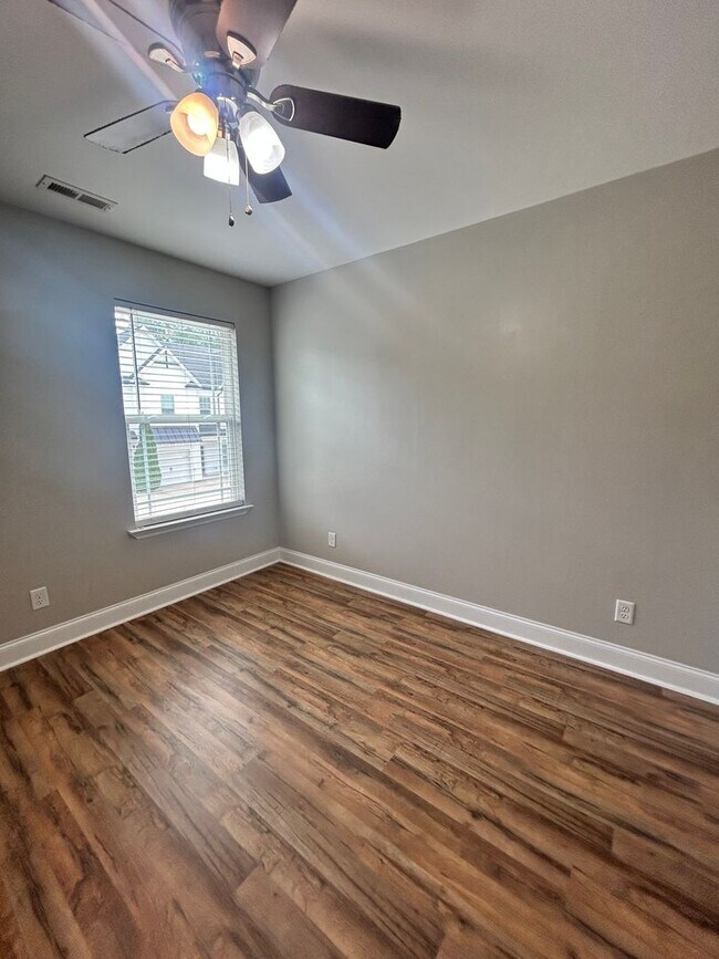 Building Photo - 4 BR, 2 BA, 2 Car Garage | Close to Chattanooga, Volkswagen, FedEx, & Amazon