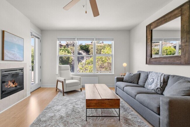 Building Photo - Luxury condo in the heart of downtown Santa Cruz!