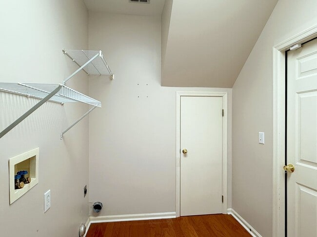 Building Photo - 224 Lakewood Cir