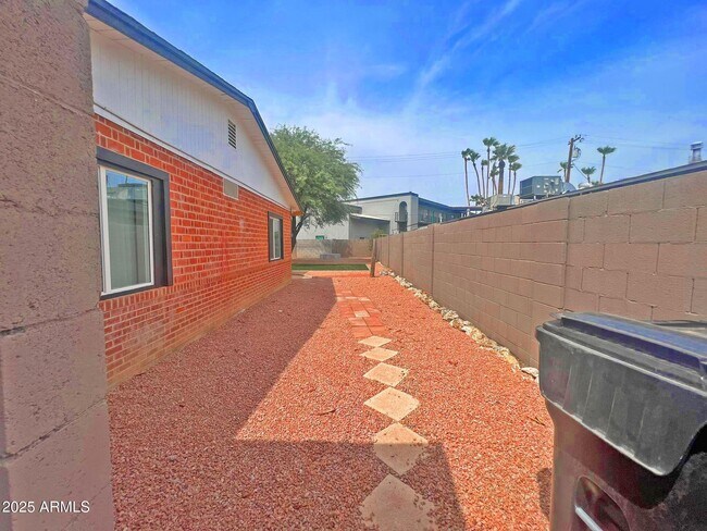 Building Photo - 2720 N 17th Pl