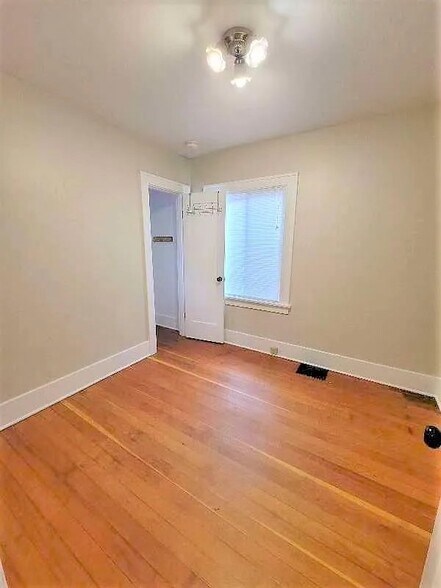 Bedrrom #2 with walk in closet - 341 NW 74th St
