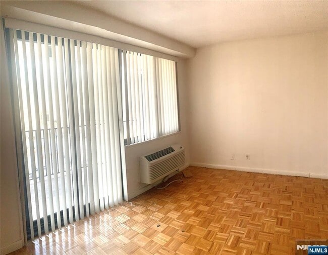 Building Photo - 1590 Anderson Ave