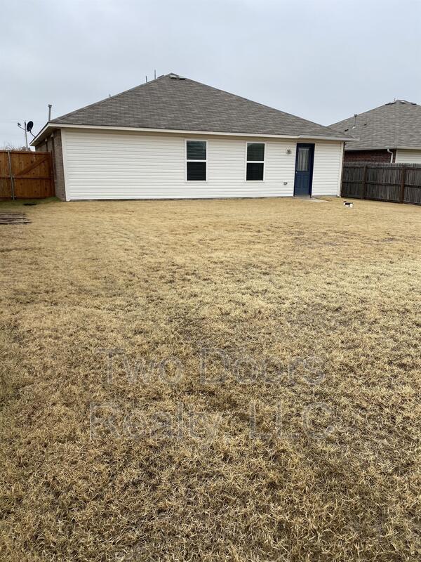 Building Photo - 10240 Hidden Village Dr