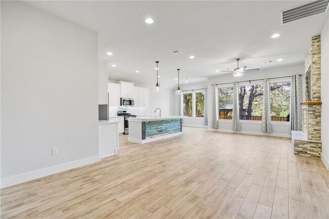 Building Photo - 941 Del Raphael Dr