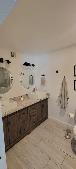 Bathroom-full Main Bedroom - 4923 N Granite Reef Rd