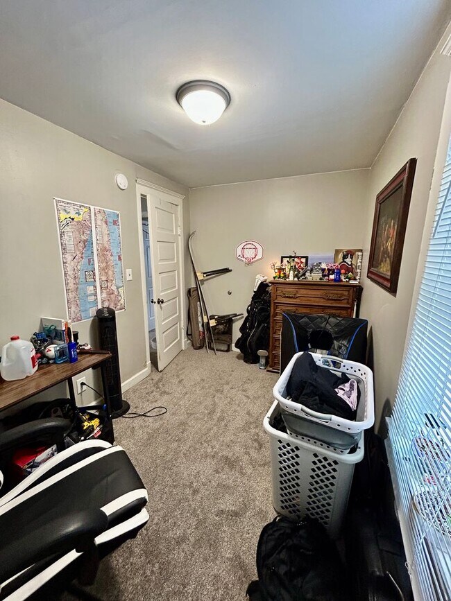 Building Photo - AVAILABLE JUNE - 2 BED 1 BATH