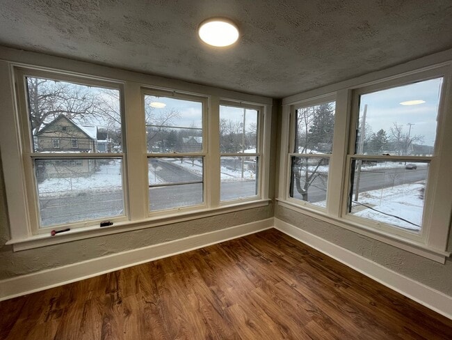 Building Photo - Four Bedroom Home