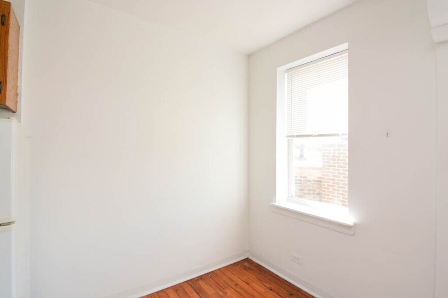 Building Photo - 4060 N Kenmore Ave