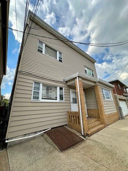 Building Photo - 307 Amity St