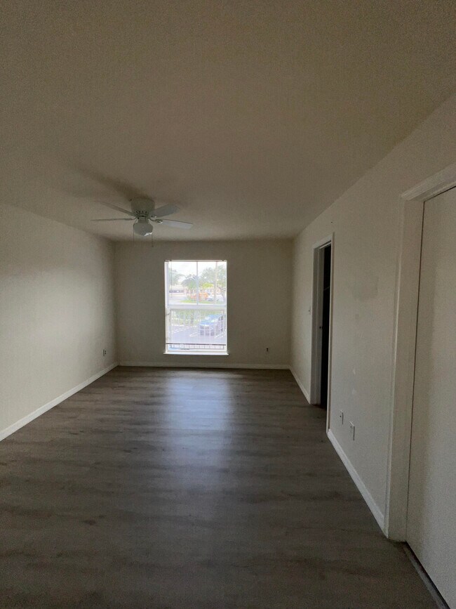 Building Photo - 899 Riverside Dr