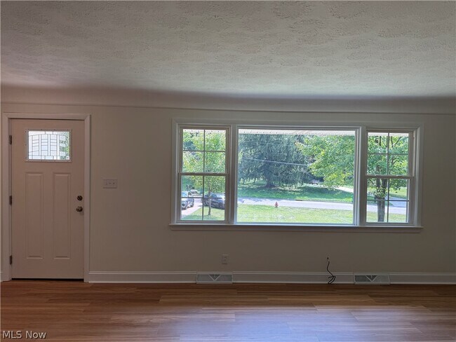 Building Photo - 475 Meadowlane Rd