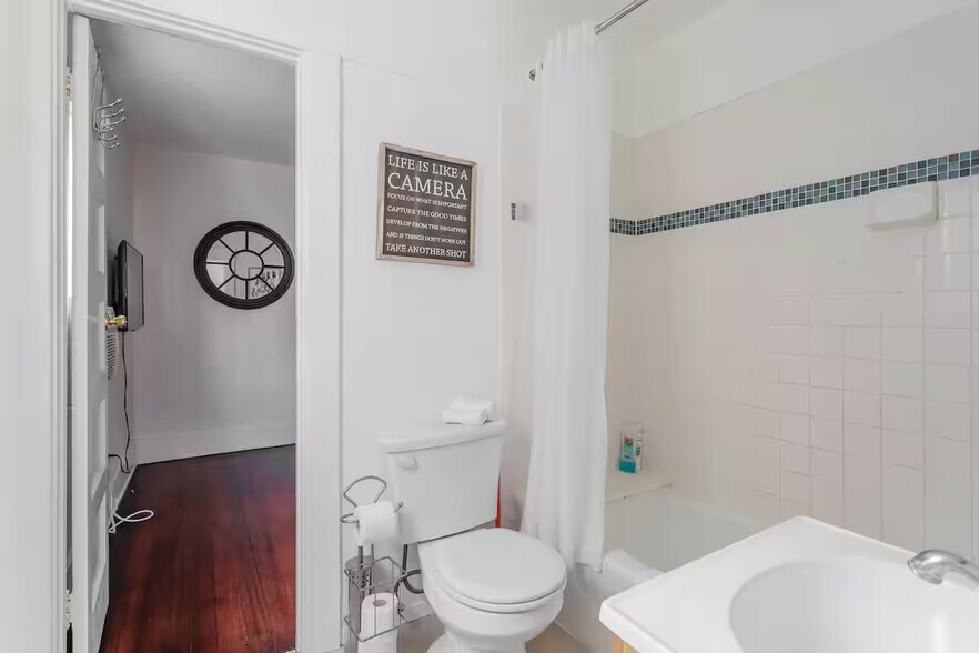 Building Photo - 5124 3/4 De Longpre Ave