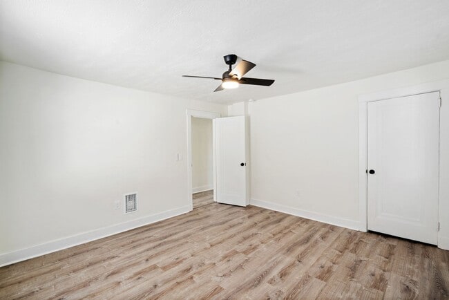 Building Photo - Stunning 4 bedroom home in Brookline available now!