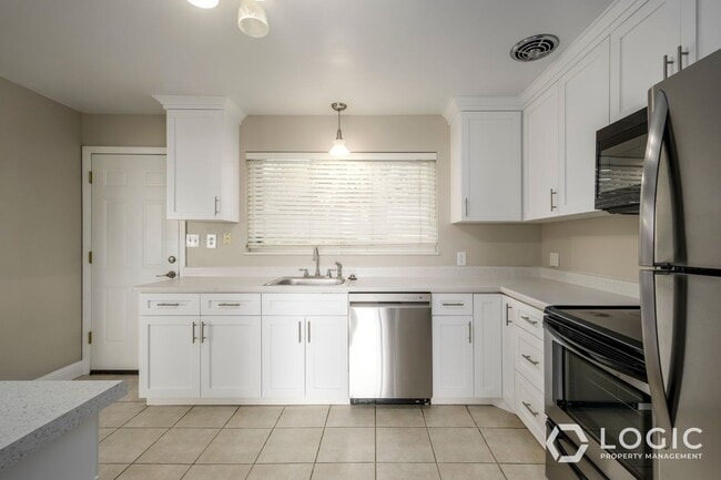 Building Photo - 195 E Roundtoft Dr