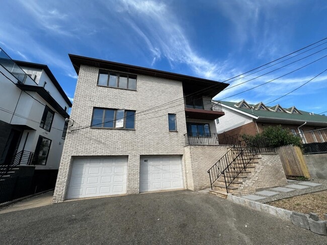 Building Photo - 407 Jane St