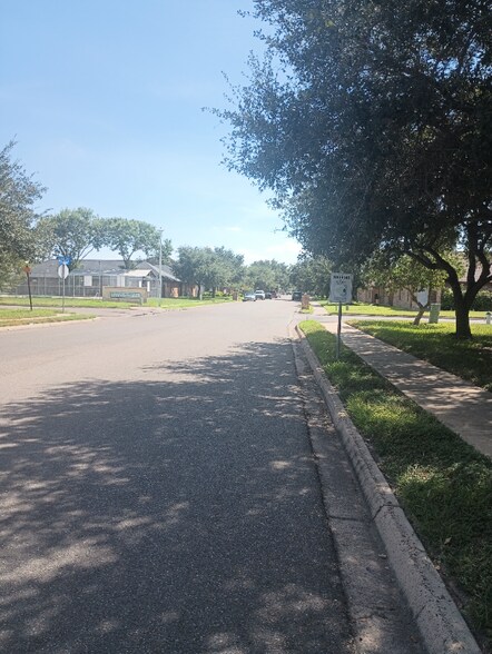 Building Photo - 915 Lexington Cir