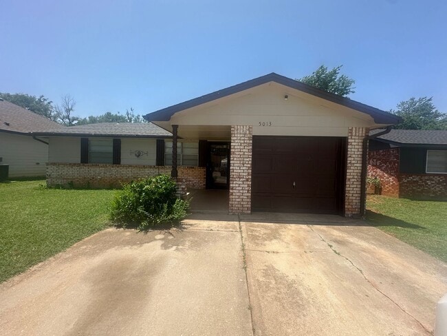 Building Photo - 4 Bed, 2 Bath house w/1 car garage