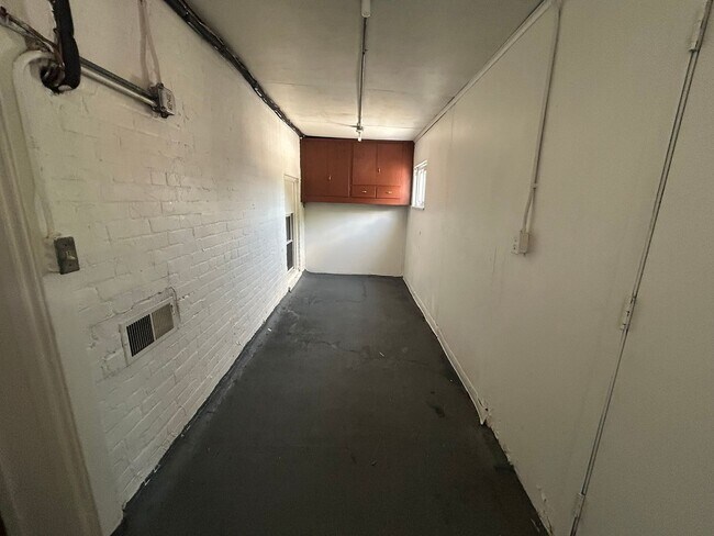 Building Photo - Fantastic 2 BR Apartment in South Oakland on Bates Street! CALL NOW!