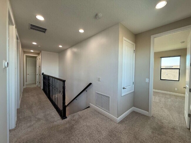 Building Photo - 4BR, 2.5BA home with resort style outdoor living!