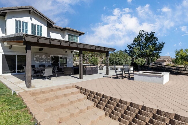 Primary Photo - 39550 Calle De Companero