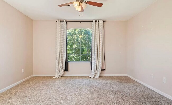 Building Photo - Huge room in a large shared home, private ...