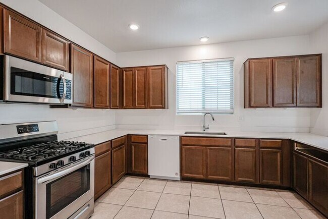 Building Photo - Stunning 4 bedroom, 4 bathroom home in the desirable gated community of Horizon in Chandler