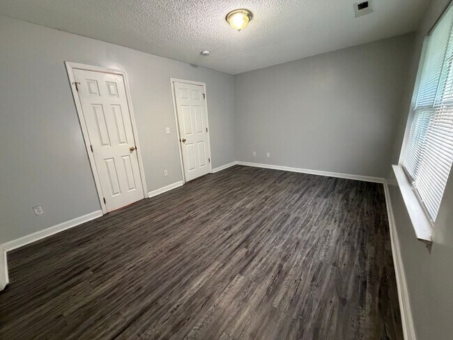 Building Photo - 3332 Pinewood Ave