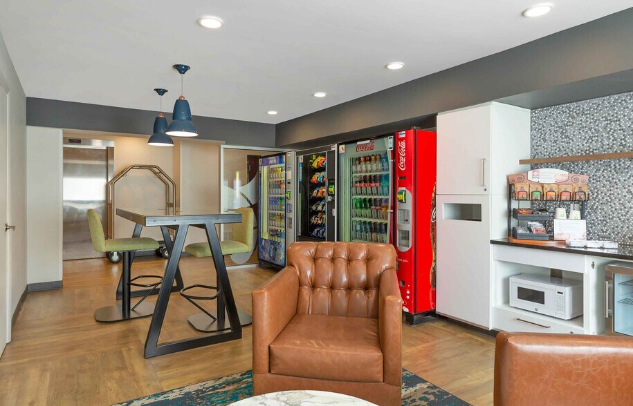 Building Photo - Furnished Studio-Providence - East Providence