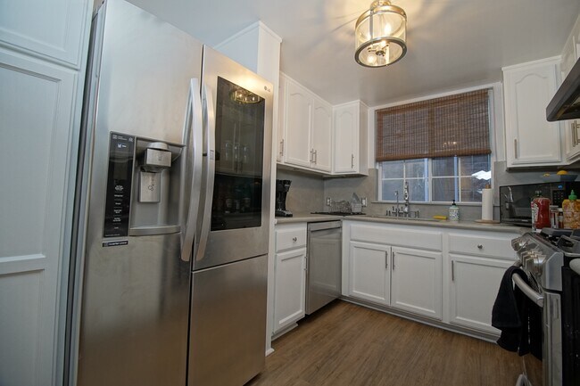 Building Photo - 10929 Landale St