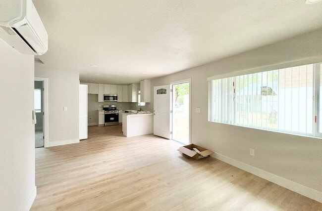 Building Photo - Beautiful 2-bedroom 1 bathroom in Roseville!