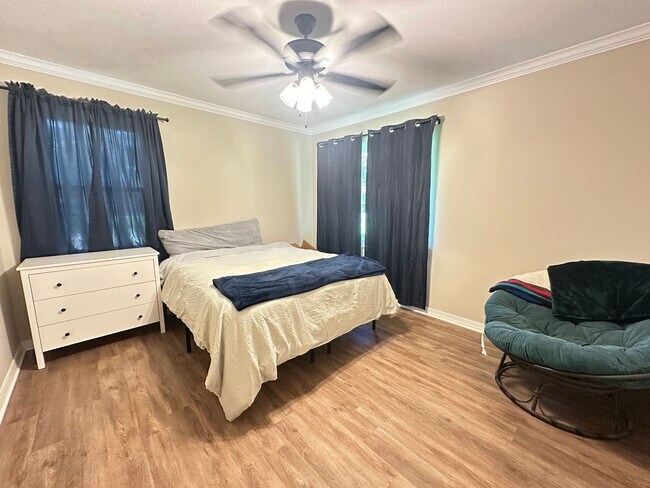 Building Photo - BEAUTIFUL CUSTOM HOME