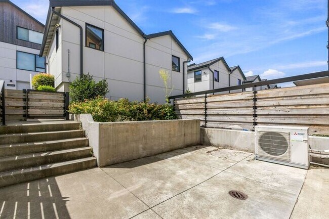 Building Photo - ULTRA-MODERN Air Conditioned Townhome in Beacon Hill (1st Month Free)