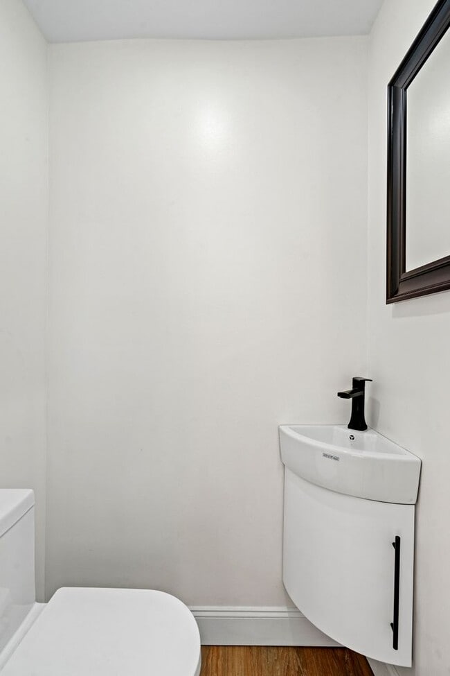 Building Photo - Newly Renovated 3 Bed/2.5 Bath Home - Cent...
