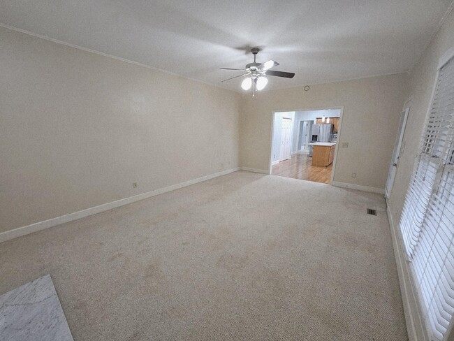 Building Photo - 208 E Bend Ct