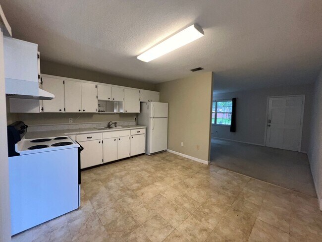 Building Photo - Charming 2 bedroom 1.5 bathroom home