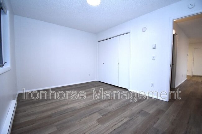 Building Photo - 811 W Villard St