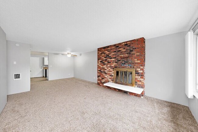 Building Photo - Lovely 2 Bedroom, Hurry In Today!! $500 VISA GIFTCARD AT MOVE IN, JUST IN TIME FOR THE HOLIDAYS!