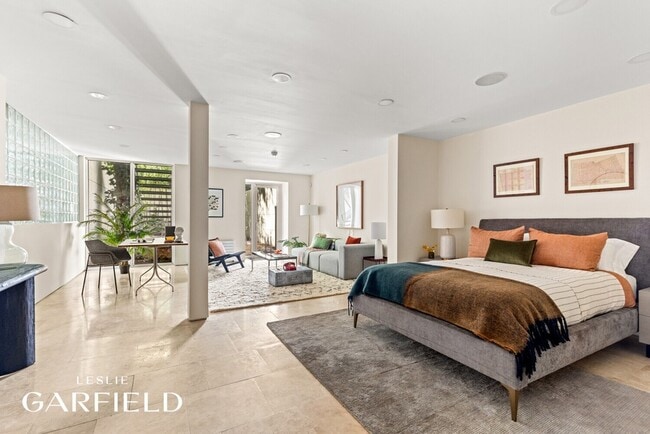 Building Photo - 240 E 61st St