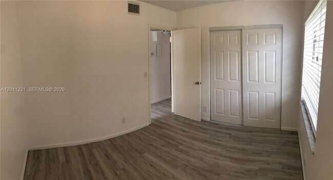Building Photo - 1027 Twin Lakes Dr