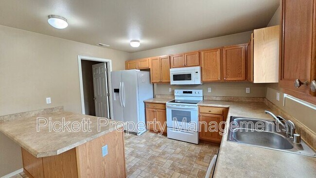 Building Photo - 2369 SW Siskin Cir