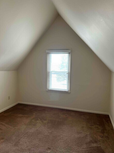 Building Photo - 2164 Henshaw Rd